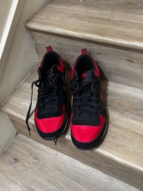 Nike Men’s Black and Red Low-Top Sneakers